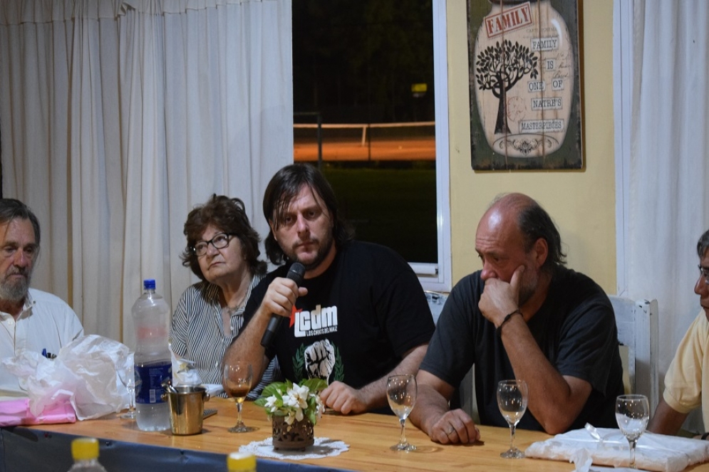 Leandro Santoro junto a integrantes del Movimiento Alfonsinista de Cañuelas