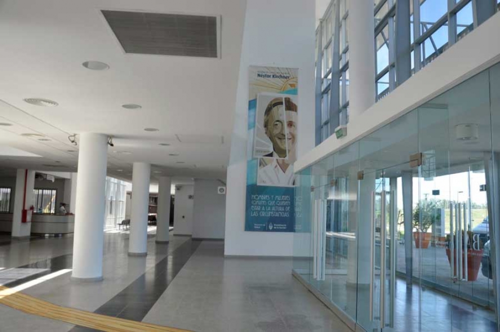 El Hall central del Hospital Regional continúa vacío. 