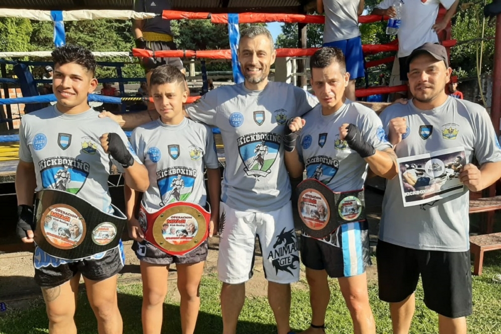 Luchadores de Cañuelas sumaron tres títulos provinciales