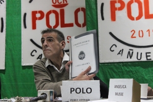 Cristian Polo Pérez Armari mostrando la Carta Orgánica del partido. 