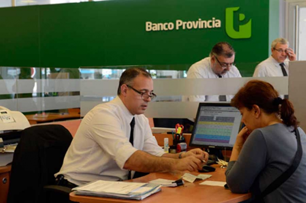 Darío Capurro  en su puesto de atención en el Banco Provincia. 