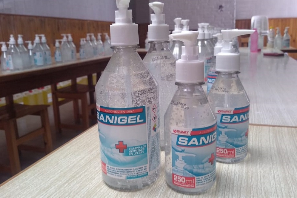 Botellas de alcohol en gel que forman parte del kit de limpieza. 