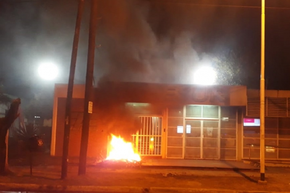 Vecinos al rojo vivo: quemaron gomas en la puerta de Edesur