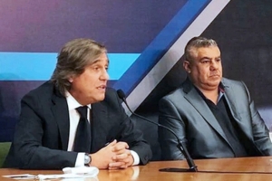 Villani junto a Claudio &quot;Chiqui&quot; Tapia, presidente de la casa madre del fútbol argentino.