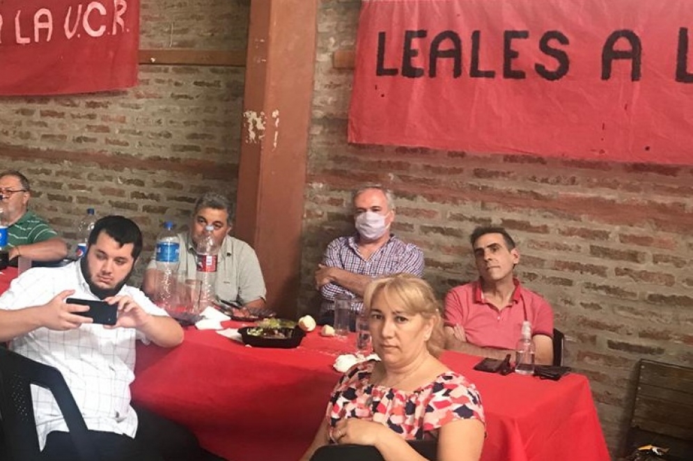 Los dirigentes radicales en un encuentro realizado en la localidad de Ezeiza. 
