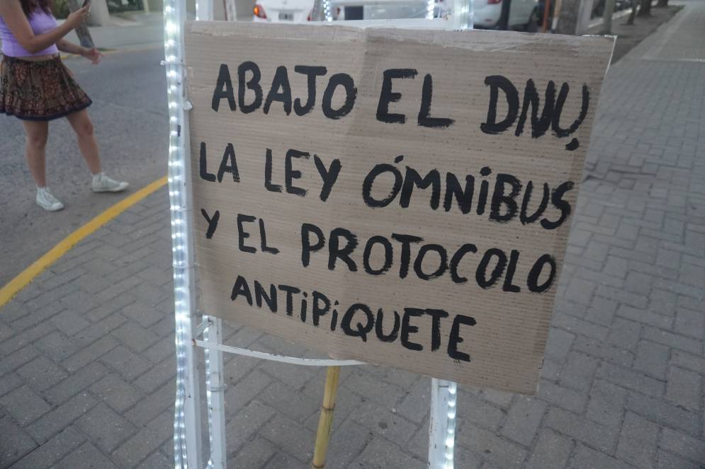 El mensaje fue clarísimo en la plaza San Martín. Habrá otro ruidazo el 24.