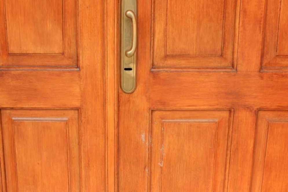 La puerta de acceso a la casa, marcada por el golpe de los delincuentes.