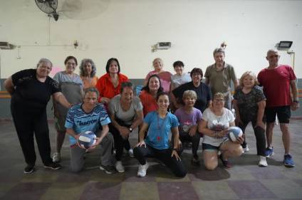 Gimnasia para adultos mayores en la Sociedad de Fomento 12 de Octubre