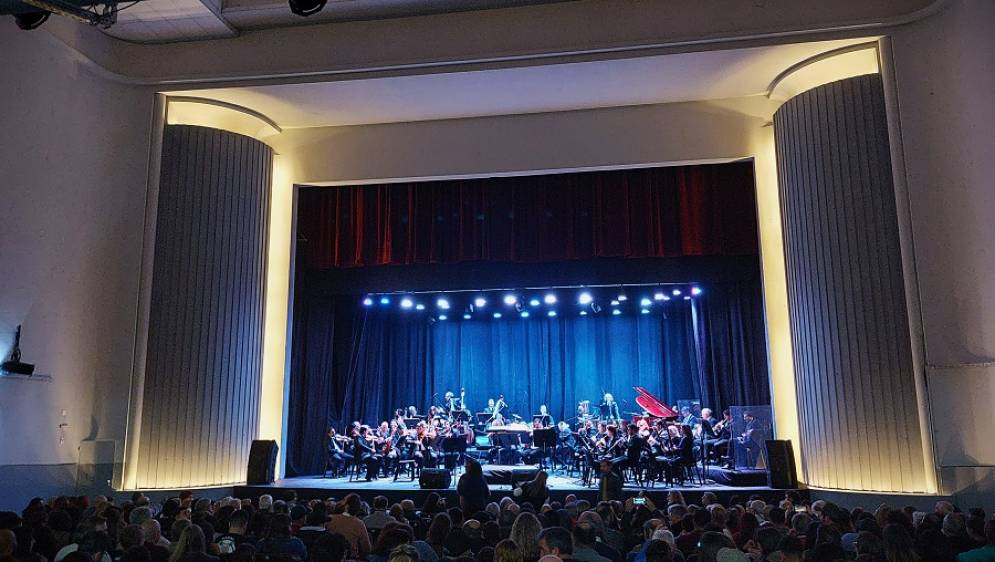 Fue la primera presentación de la orquesta en el Teatro Cañuelas. 