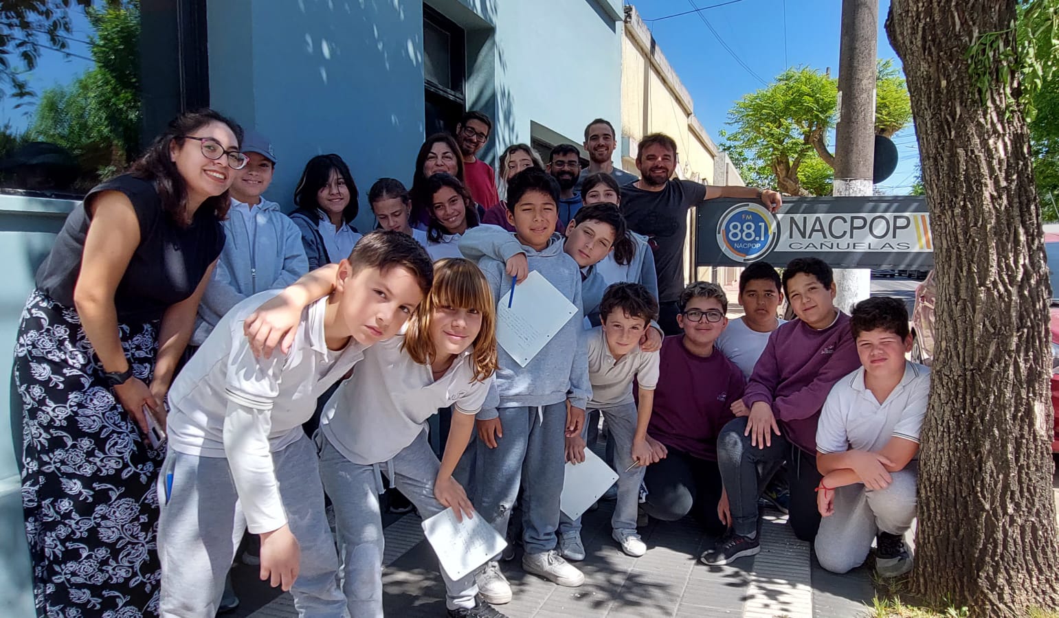 Alumnos del Jacaranda junto a periodistas de NacPop.