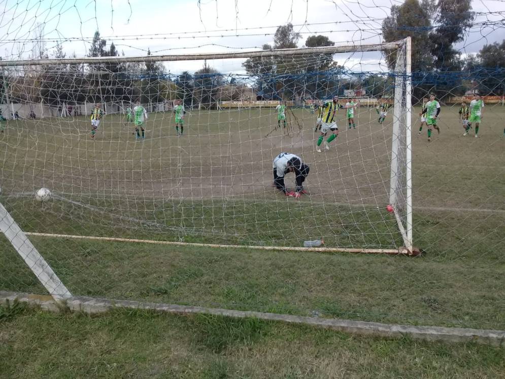 El capitán y referente, Martín Cicardi, ya la empujó de penal. El &quot;Muro&quot; es la carta de Uribelarrea.