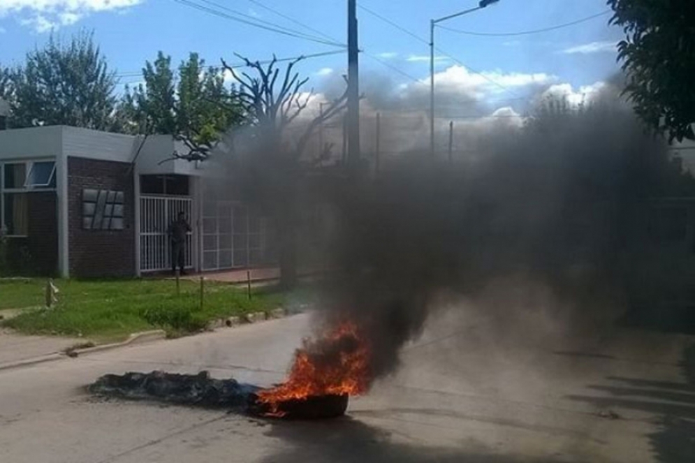 Vecinos quemaron gomas en EDESUR por los prolongados cortes