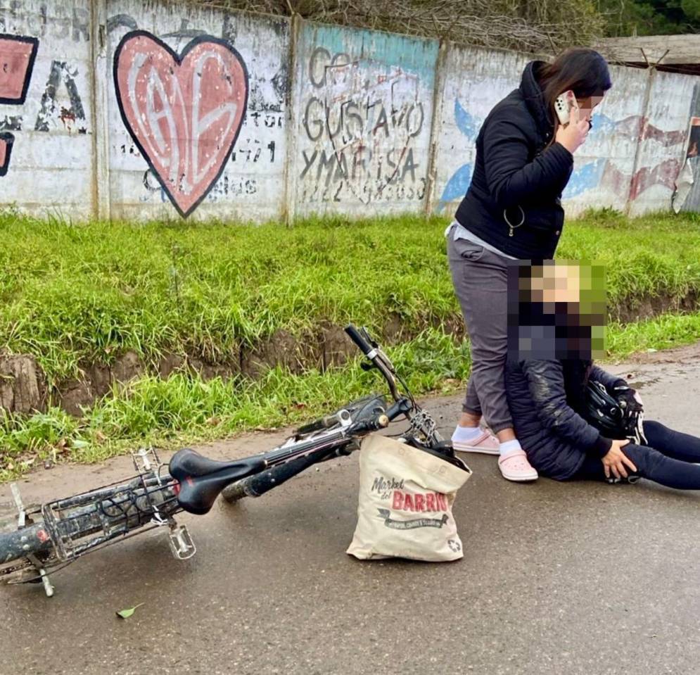 Inés, asistida por una vecina mientras aguardaba la ambulancia. 