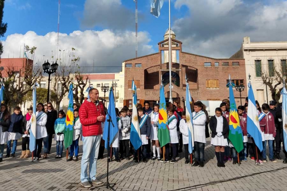 Funcionarios, estudiantes y docentes en la fría tarde.