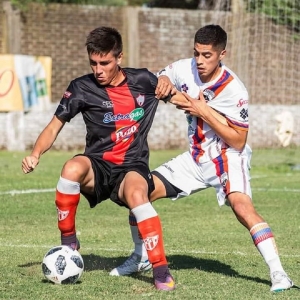 El delantero jug&oacute; en la cancha y el rival donde debut&oacute; en primera. (Foto archivo)
