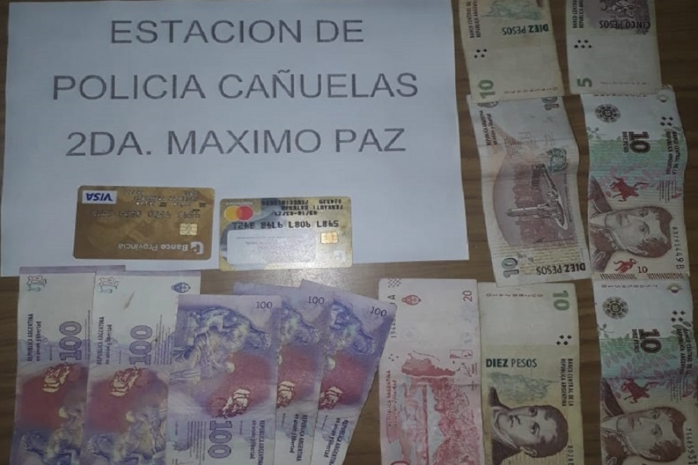 La imagen del dinero y las pertenencias de la víctima recuperadas por la policía. 
