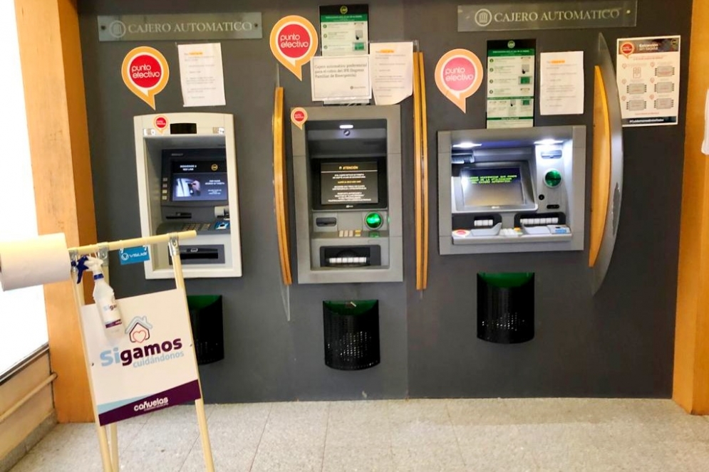El autoservicio de alcohol y papel colocado en el Banco Nación.