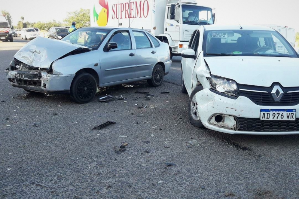 El Polo y el Sandero involucrados en el incidente.