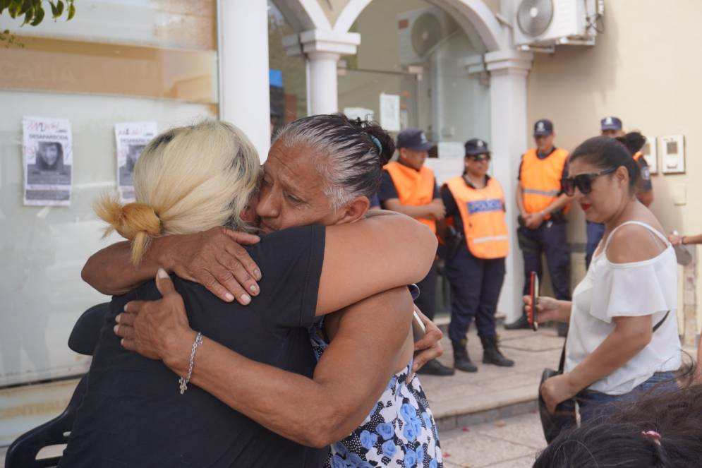 Mónica, la madre de Vanesa, recibiendo consuelo en la puerta de la fiscalia.