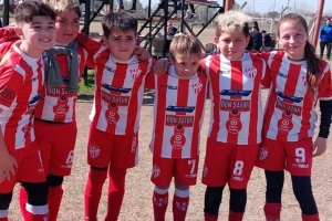 Paula junto a sus compa&ntilde;eros de la categor&iacute;a 2012.