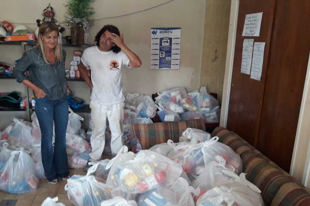 La Jefa de Gabinete entregando los alimentos a los representantes del frigorífico. 