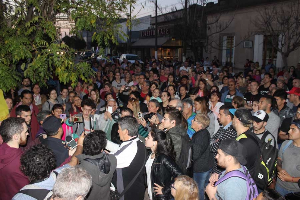 Unas 250 personas se congregaron en la puerta de la Comisaria. 