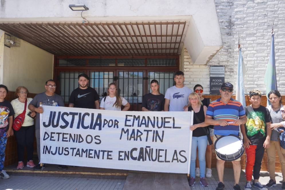 Familiares, amigos y allegados marcharon a la Fiscalía Nº 1.