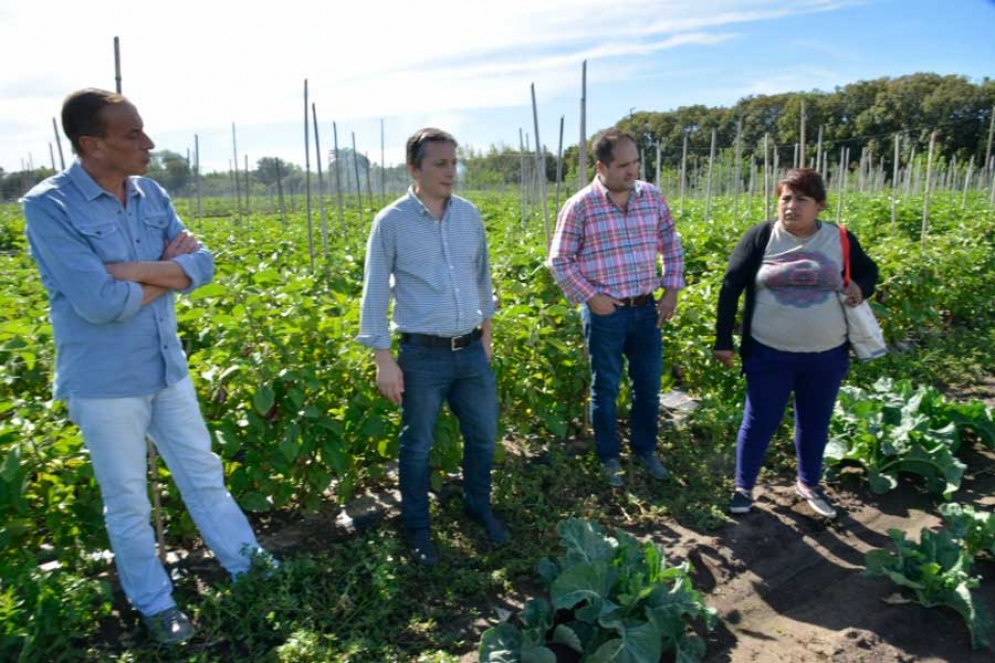 Gustavo Arrieta junto al vicepresidente del PJ provincial, Fernando Gray y vecinos de La Plata. 