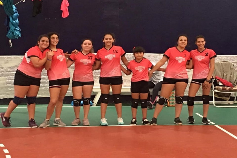 Sub 14: Valentina Díez, Catalina López, Morena Casco, Jazmín Pautasso, Luana Jaime, Paula Depaoli y Virginia Montovio (De derecha a izquierda)