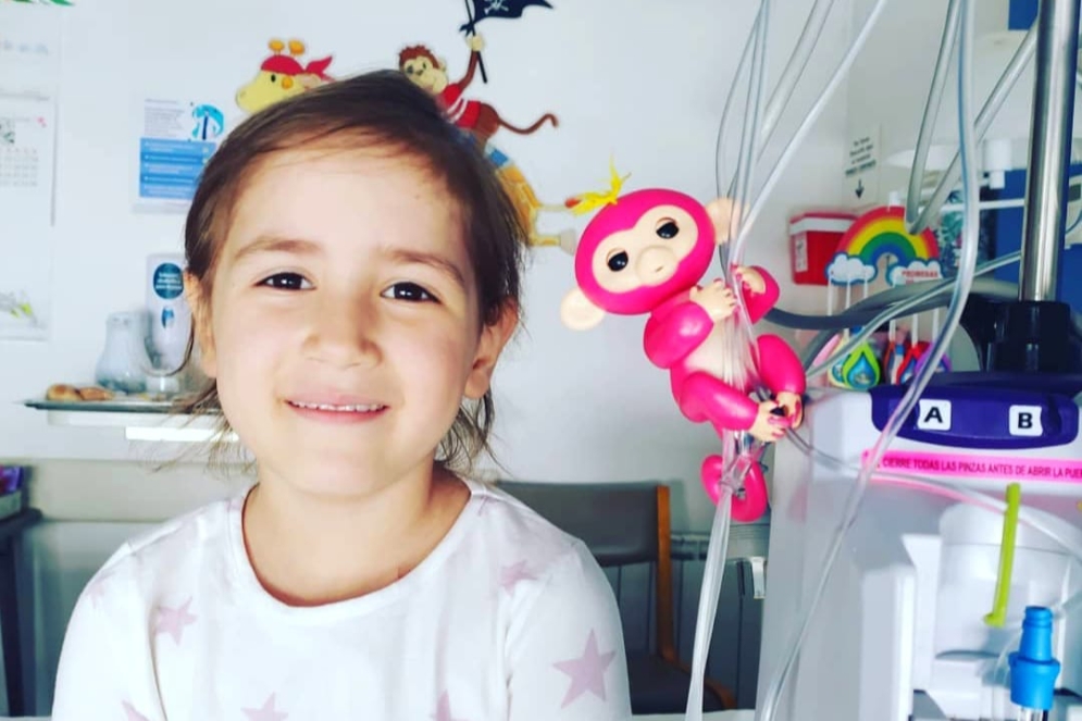 Emily Pérez necesita acceder al costoso tratamiento español CAR-T, valuado en 600 mil euros.