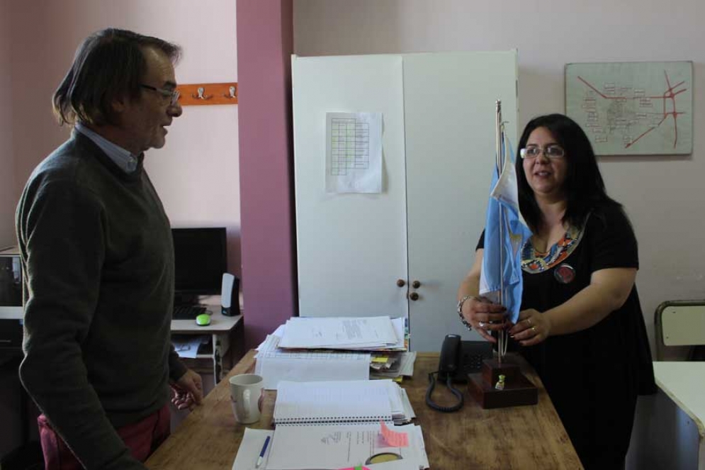 El presidente del Consejo Escolar, Luis Carnevali y Sabrina Curti minutos después haber asumido el cargo. 