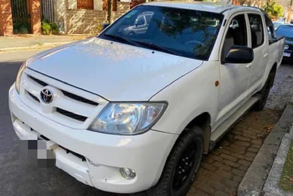 Estacionó su camioneta Hilux blanca (dominio MCN-727) sobre San Martín, entre Mitre y San Vicente, a eso de las 21:30 del domingo.