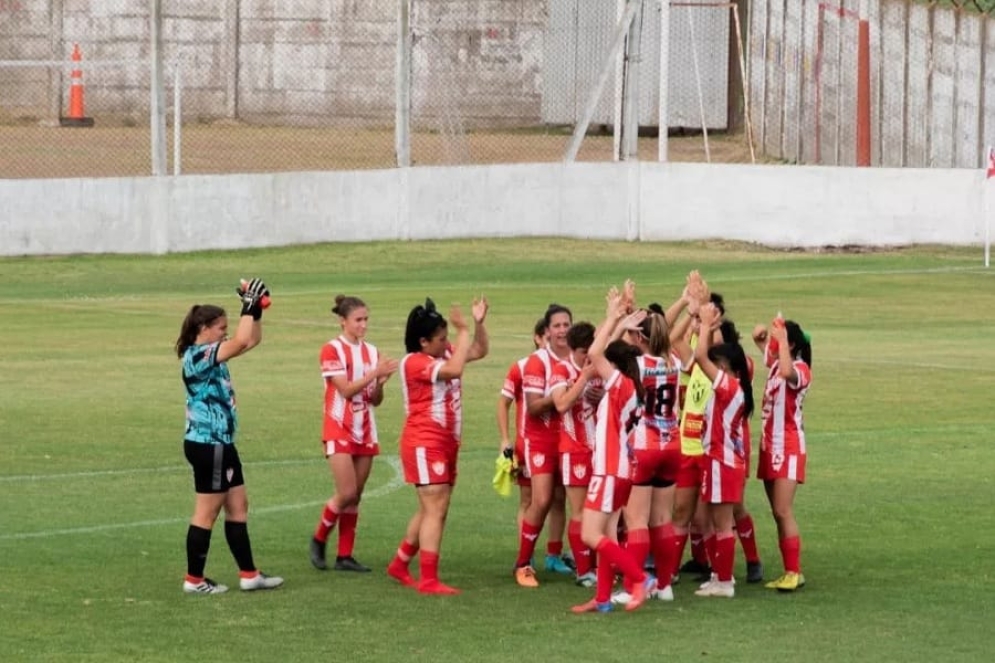 Manos arriba para saludar a los hinchas, familiares y amigas que acompañaron al equipo.