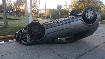 Un automovilista fue hospitalizado tras volcar en una esquina