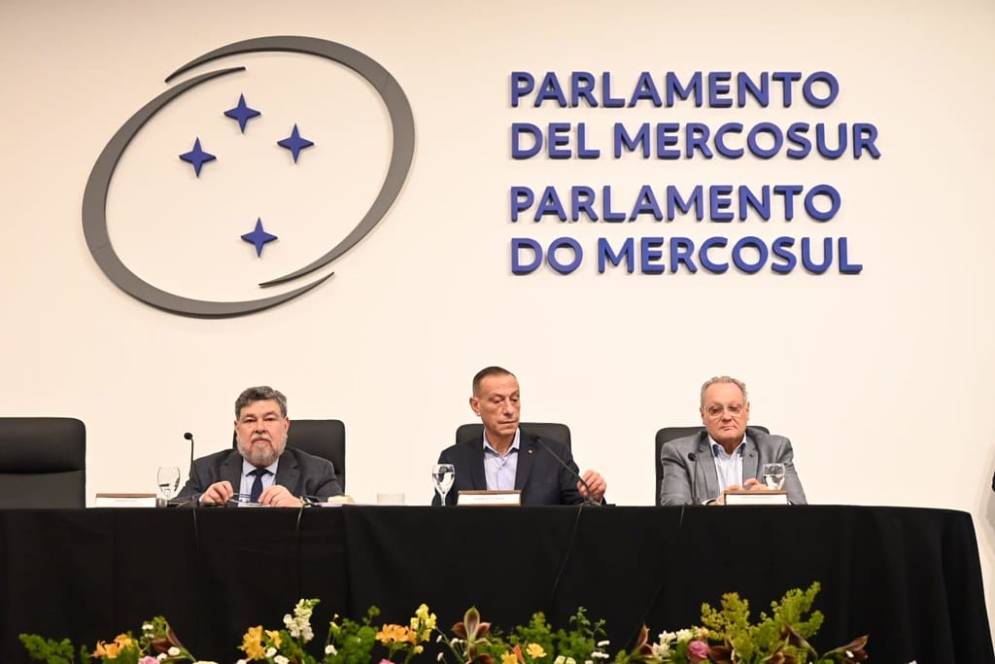 Gustavo Arrieta (centro) lleva la palabra de Fuerza Patria.