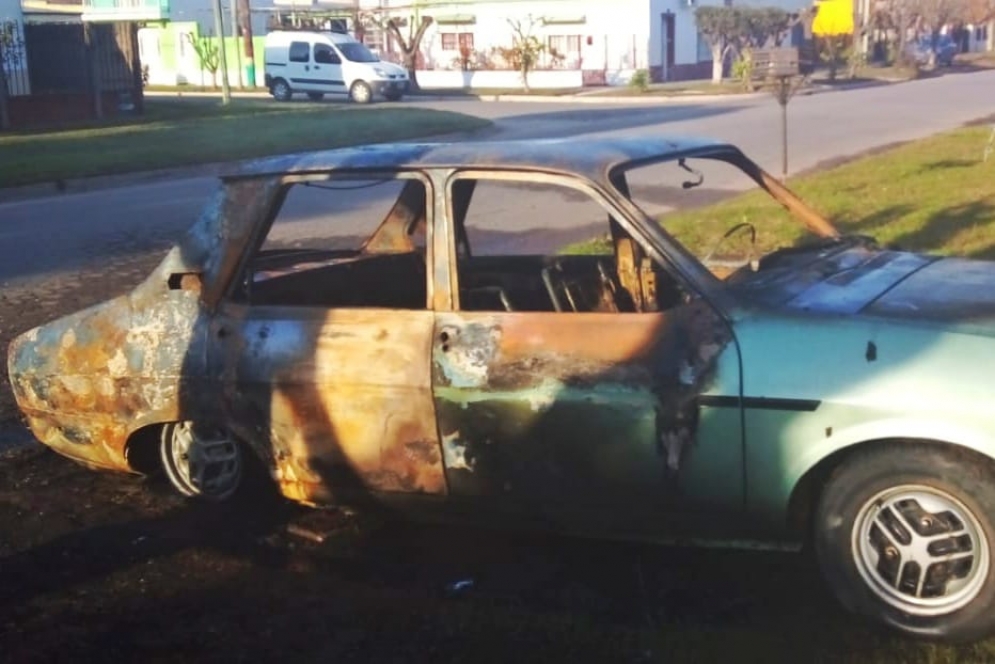 El Renault 12 quedó destruido.