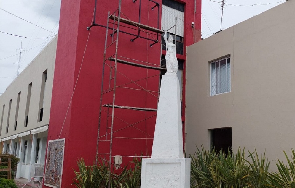 Se realizan mejoras en la fachada de la municipalidad.