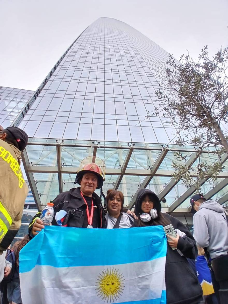 Diego Motos, el bombero argentino que escaló el edificio más grande de Sudamérica