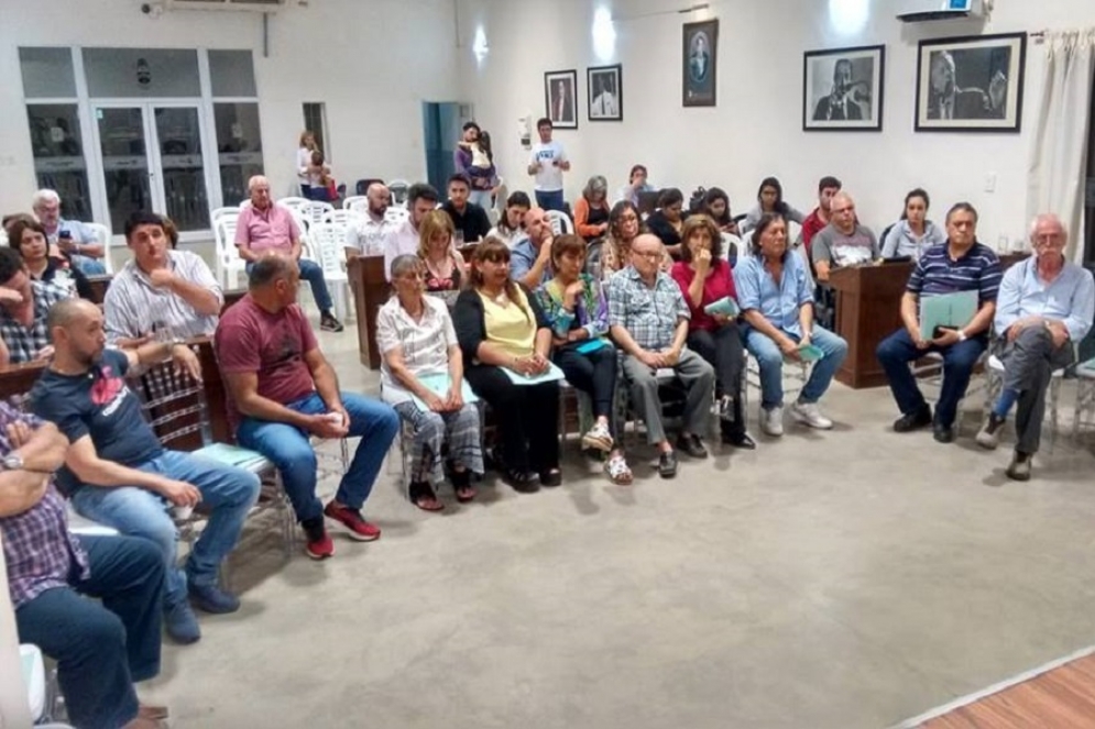 Los mayores contribuyentes y los concejales durante la asamblea.