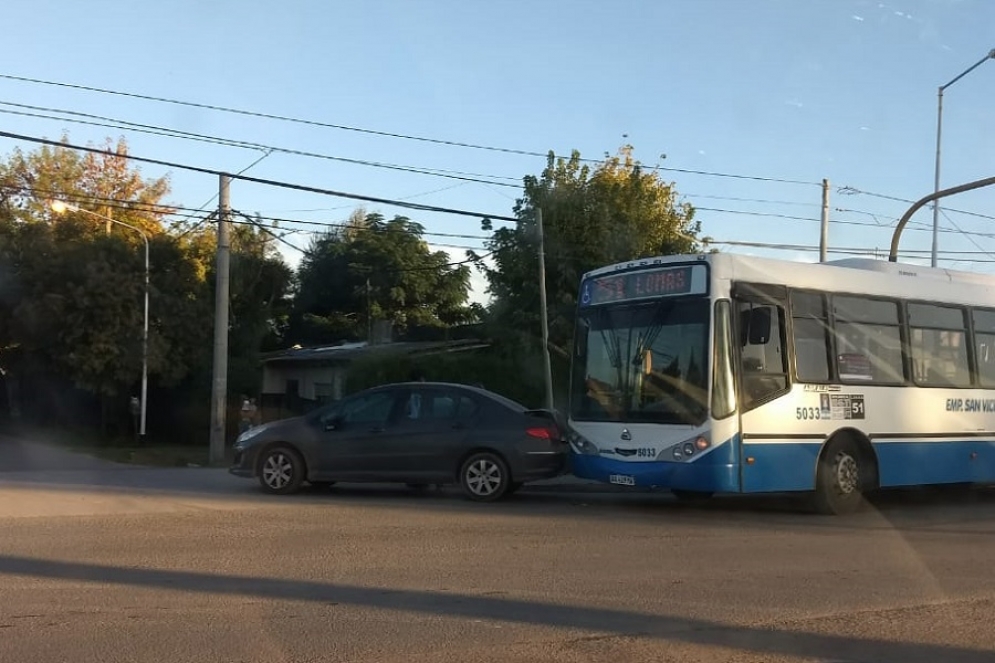 El Peugeot y el 51 momento después del impacto. 