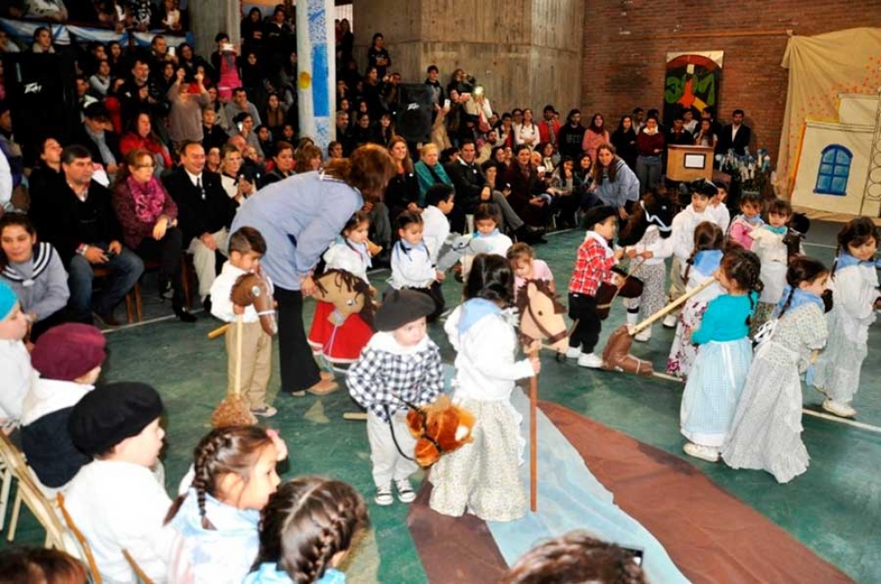 La intendenta Fassi participó de los festejos del 9 de julio en la Escuela Estrada