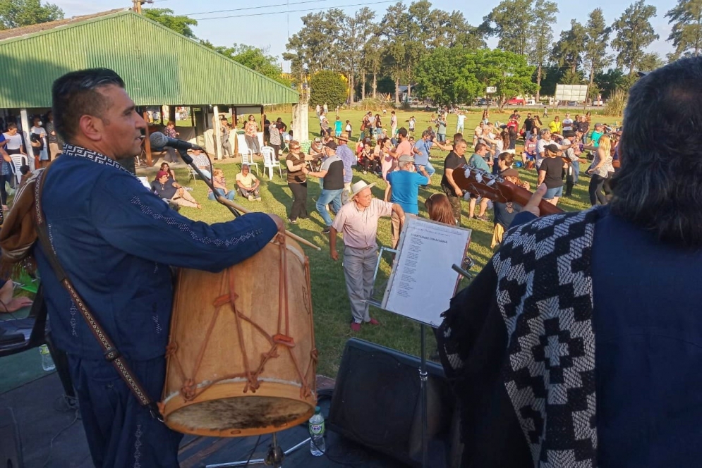 La &quot;Chacarerata Santiagueña&quot; en el escenario de la Rural.