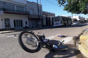 Una moto impactó contra un colectivo en Basavilbaso y Libertad