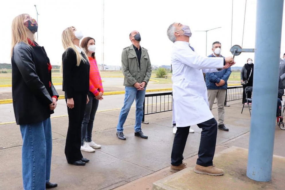 Un funcionario sanitario  izó la bandera nacional.