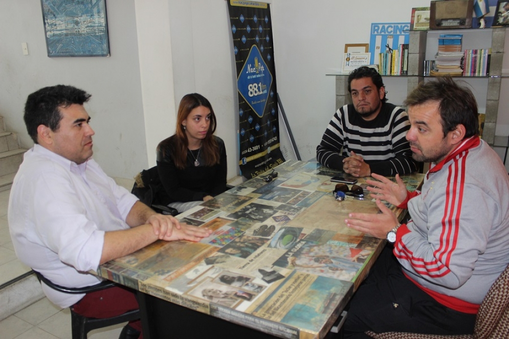 De izquierda a derecha: Vignati y Fernández, de la ONU; Emiliano Silvero, periodista de NacPop; y Enzo Peralta.