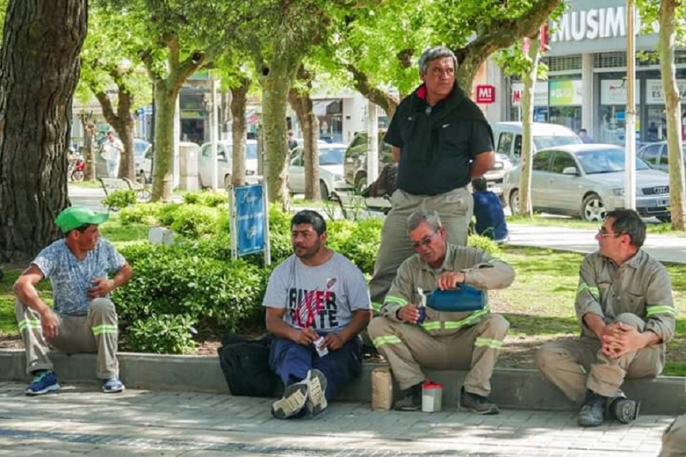 Los trabajadores municipales esta mañana en la Plaza San Martín. 