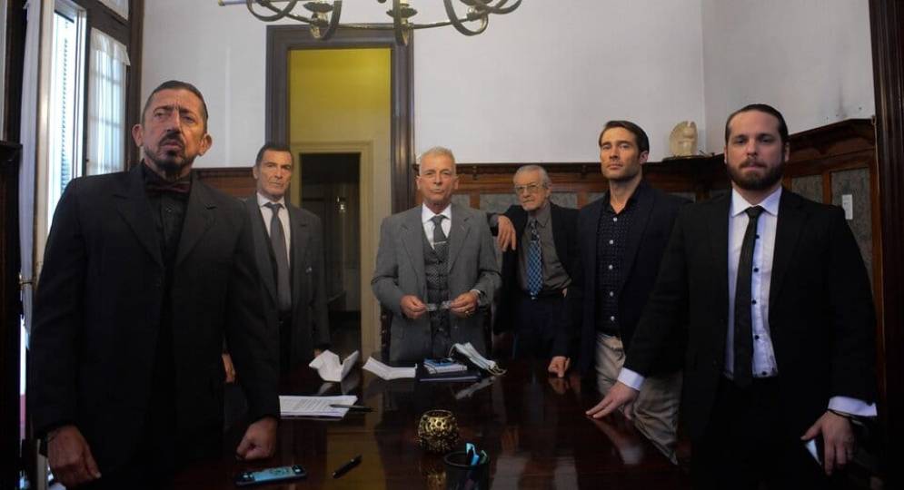 Aborda las idas y vueltas de la política del conurbano.