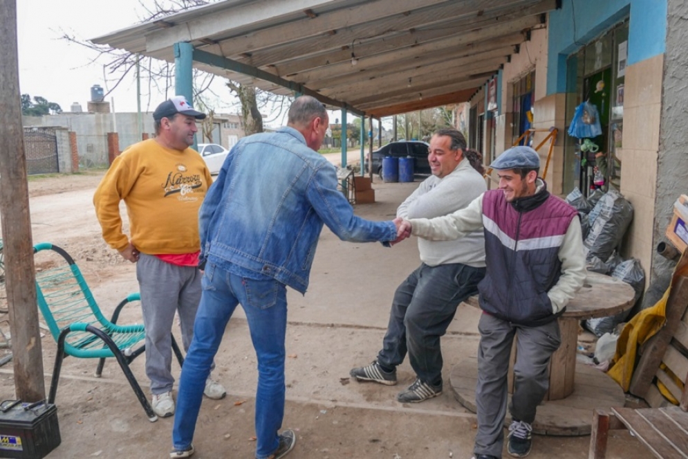 El mandatario dialogó con los lugareños.