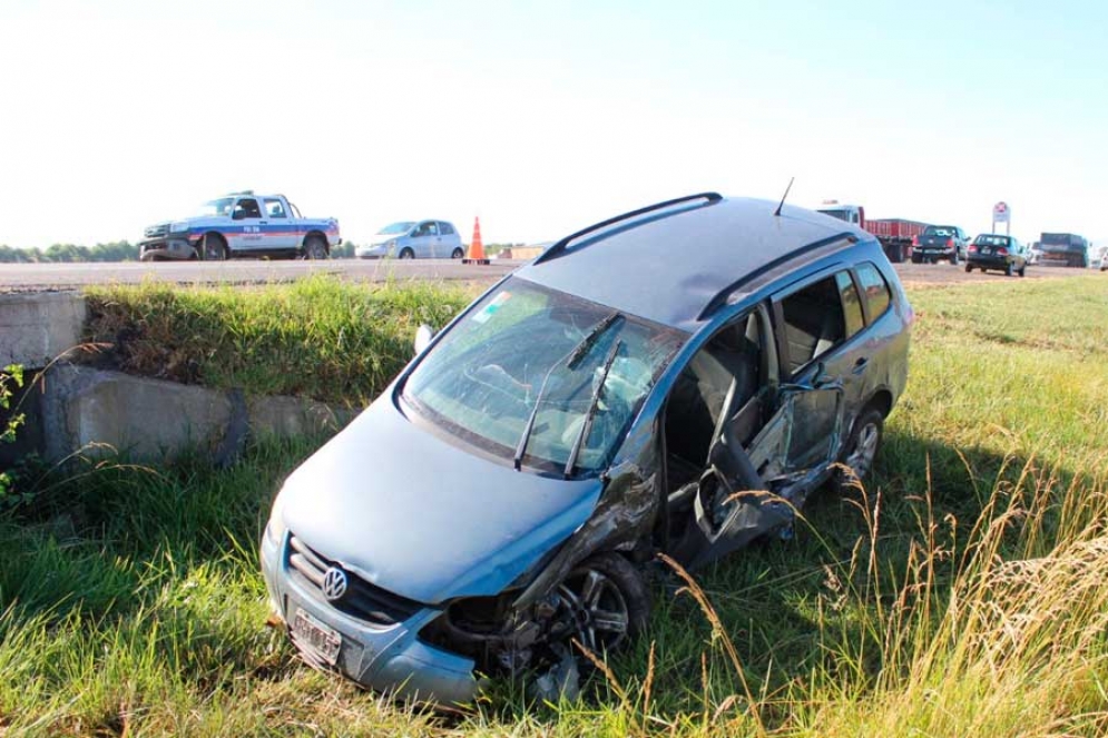 La camioneta Suran con el fuerte impacto en todo el lateral izquierdo. 