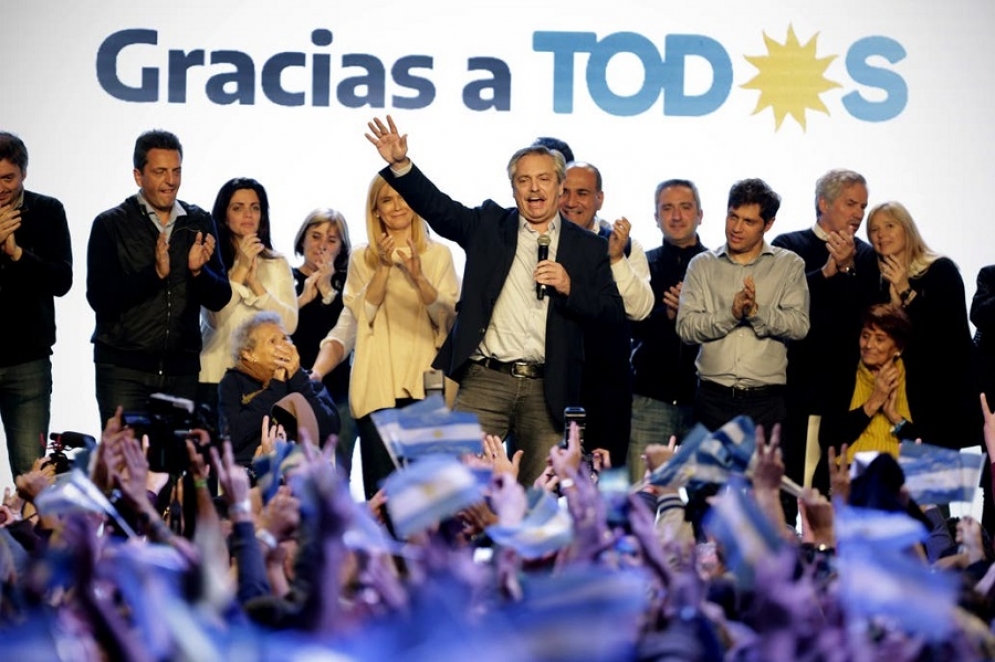 Fernández dando su discurso en el bunker del Frente de Todos. 
